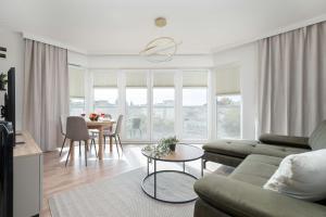 Kilińskiego Prestigious Apartment with Parking by Renters Prestige