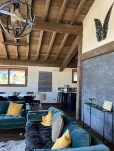 Chalet Purdey - Sleeps 10 with Hot Tub