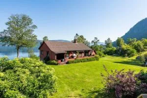 Nice House by the Sea with private beach and jetty - Gullingen