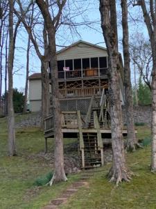 Beautiful Waterfront with Dock Firepit Hot tub