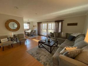 Beautiful Waterfront with Dock Firepit Hot tub