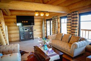 Casa de pe deal Sinteu