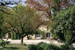 84B5 - Hibiscus suite in an 18th century Provencal farmhouse