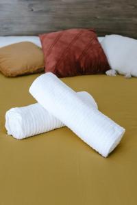 84B5 - Hibiscus suite in an 18th century Provencal farmhouse