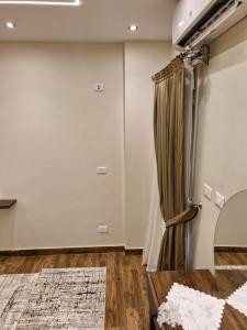 شقة غرفتين واحدة ماستر اثاث فندقي الرحاب القاهرة الجديدة