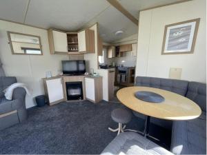 3 Bed Caravan Sleeps 8 - Parking Bbq Pool