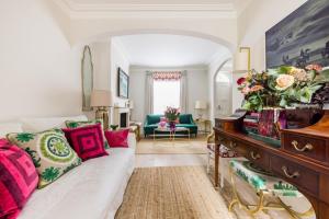 The Impressionists Fireplace – 3 Bedroom Home in Chelsea