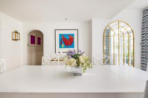 The Impressionists Fireplace – 3 Bedroom Home in Chelsea