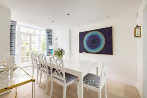 The Impressionists Fireplace – 3 Bedroom Home in Chelsea