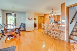 Wooded Escape w Pond & Grill in Pleasant City!