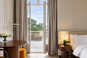 InterContinental Hotels Chantilly Chateau Mont Royal by IHG : Chambre Lit Queen-Size Premium avec Terrasse Extérieure