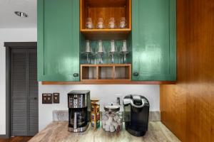 Whiskey Ridge - Spacious Mountain Modern Condo - Easy Walk to Base, Two Patios, 2 Main Suites, Grill!