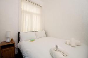 Metropolitan Charm: Stylish 2BR House