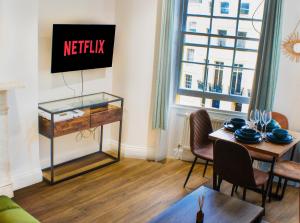 July deal - Stylish 2 Bed by the Sea Free Netflix