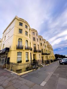 July deal - Stylish 2 Bed by the Sea Free Netflix