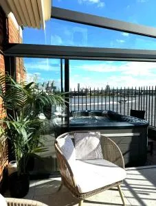 3 x Bedroom Riverside Flat with HOT TUB on Roof Terrace - London