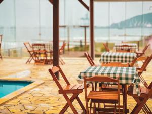Chalé com Piscina Aquecida - Vista Panorâmica da Praia, a 200m do Mar, Sala de Jogos, Academia e Churrasqueira