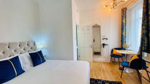 Double Room with Private Bathroom Partial Tower view 16 Havelock Street - 5