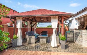 3 Bedroom Beautiful Apartment In Pula