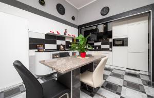 3 Bedroom Beautiful Apartment In Pula