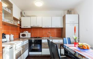 Gorgeous Home In Vodnjan With Wifi