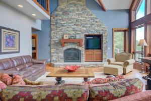 Blue Ridge Retreat with Wintergreen Advantage