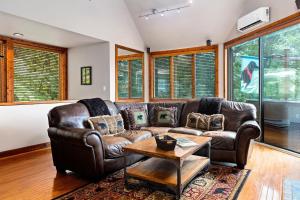 Black Dog Treehouse with Wintergreen Advantage