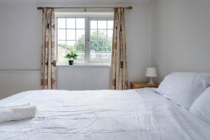 Spacious 3 Bedroom Whitechapel City Home - 9 mins from Tower Bridge with Free Parking & Garden