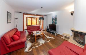 4 Bedroom Lovely Home In Selce 