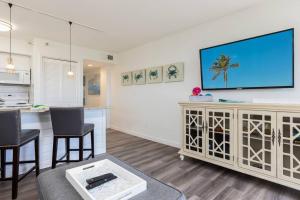 Lazy Daze Double King Suite Ocean Pointe 2310