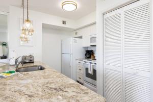 Lazy Daze Double King Suite Ocean Pointe 2310