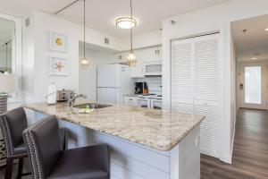 Lazy Daze Double King Suite Ocean Pointe 2310