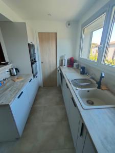 T4 Familial dans résidence calme à proximité de la mer