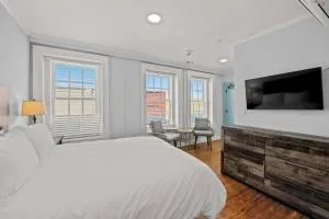 Modern Retreat in the Heart of Conway - Florence