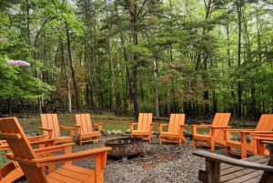 Chalet cabin w hot tub & fire pit