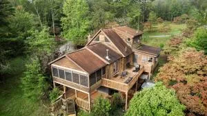 Huge Chalet Cabin w Hot Tub, Wraparound Deck, WiFi - Paw Paw