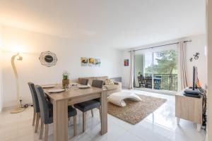 LB Vacation Rentals I Spacious 2BR Apartment with Terrace, Balcony