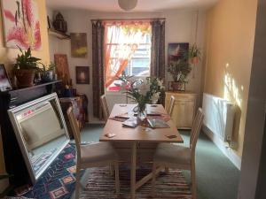 Glastonbury 2-Bed House Sleeps 6 & Pet Friendly