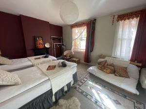 Glastonbury 2-Bed House Sleeps 6 & Pet Friendly