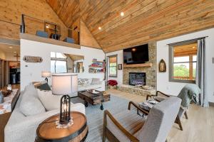 Blue Ridge Mountain-View Cabin with Hot Tub and Deck!