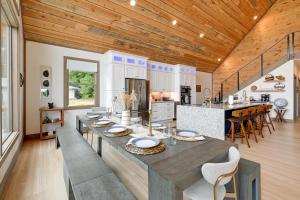 Blue Ridge Mountain-View Cabin with Hot Tub and Deck!