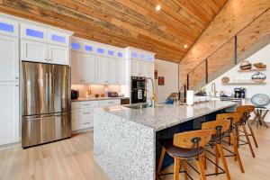 Blue Ridge Mountain-View Cabin with Hot Tub and Deck!