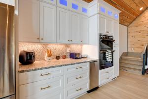 Blue Ridge Mountain-View Cabin with Hot Tub and Deck!