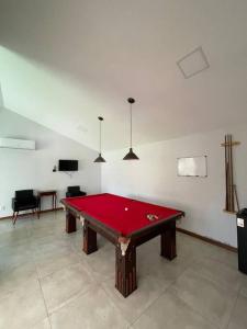 Apto em condomínio com praia em Angra com piscina, sauna e garagem