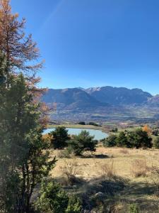 Maisons de vacances Maison La Chanette, Vue Montagne, Proche Lac et Randonnees, Grand Jardin, Brasero, Calme, Charme, 10-12 pers, Ideal Familles : photos des chambres