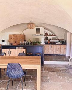 Maison La Chanette, Vue Montagne, 12 pers, Proche stations ski, Lacs et Randonnées, Jardin arboré 2300m2, Brasero, Calme, Charme, Idéal Familles et Amis