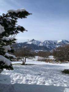 Maisons de vacances Maison La Chanette, Vue Montagne, Proche Lac et Randonnees, Grand Jardin, Brasero, Calme, Charme, 10-12 pers, Ideal Familles : photos des chambres