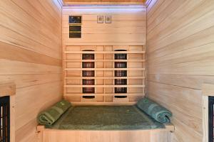 Twin Oasis Retreat with Pool & Spa - Happy Rentals 
