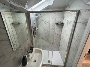 2 Bed Preston City Centre Flat - Sleeps 4 with parking