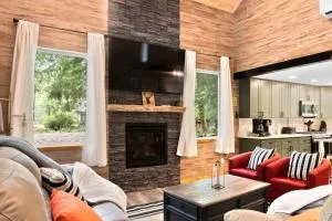 Luxe Chalet at Rainier Entrance with Hot Tub-AC-WiFi - Nisqually Vista